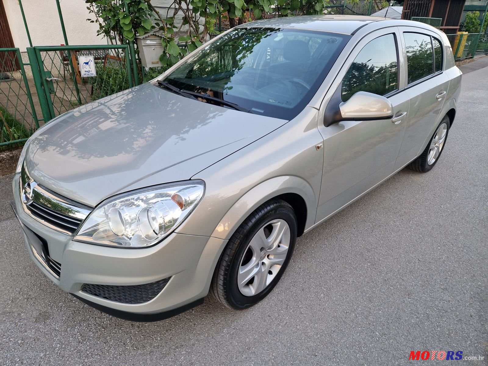2010' Opel Astra 1,6 16V photo #1