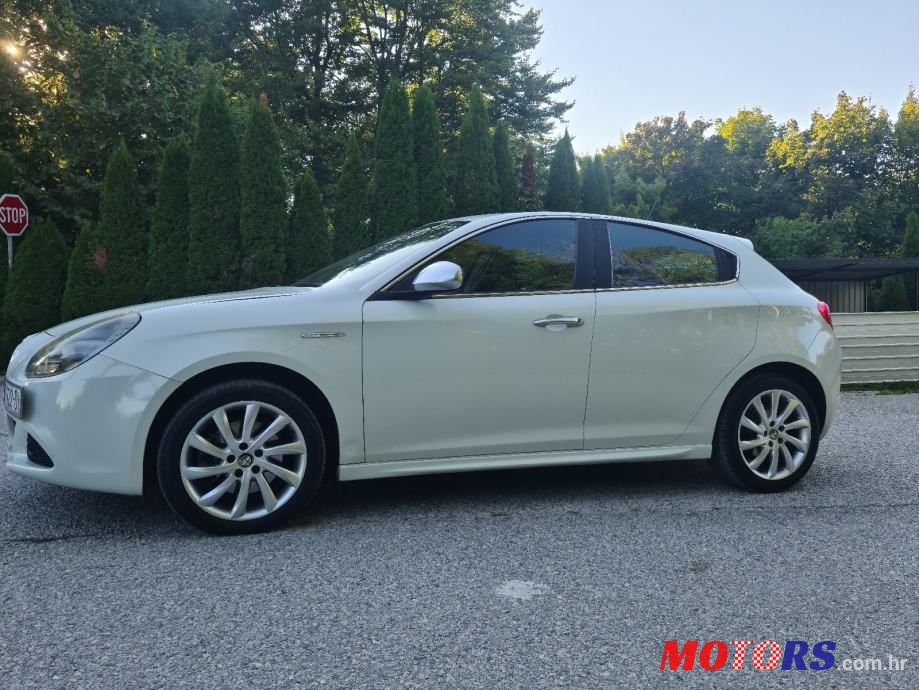 2011' Alfa Romeo Giulietta photo #4
