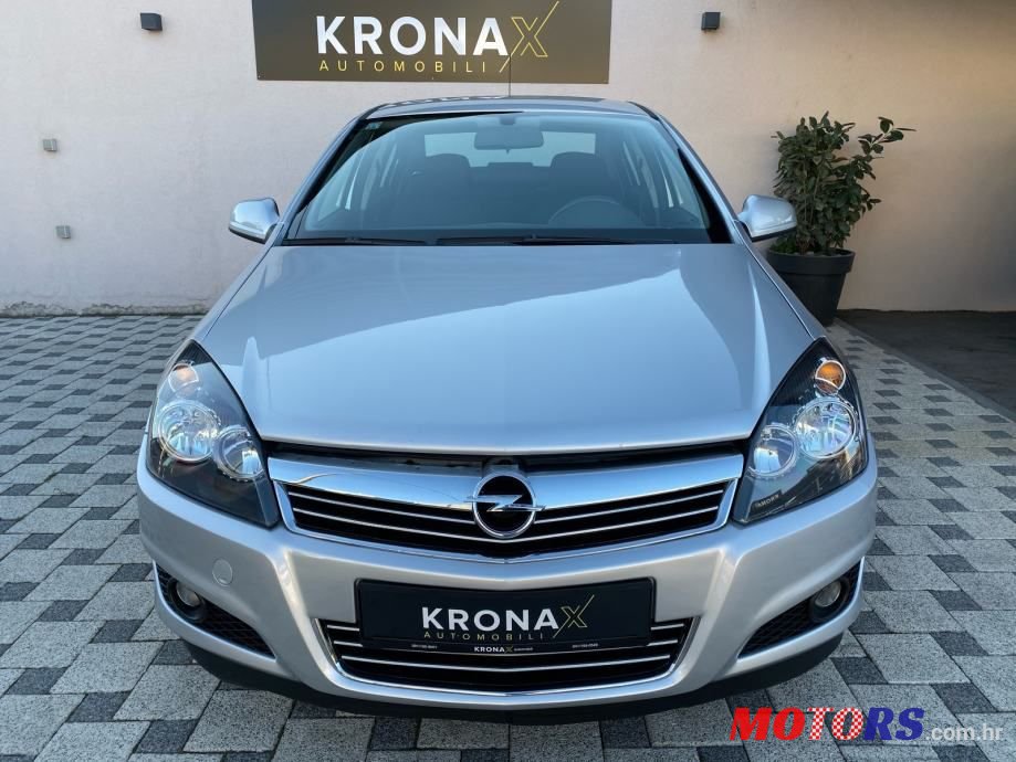 2010' Opel Astra photo #2