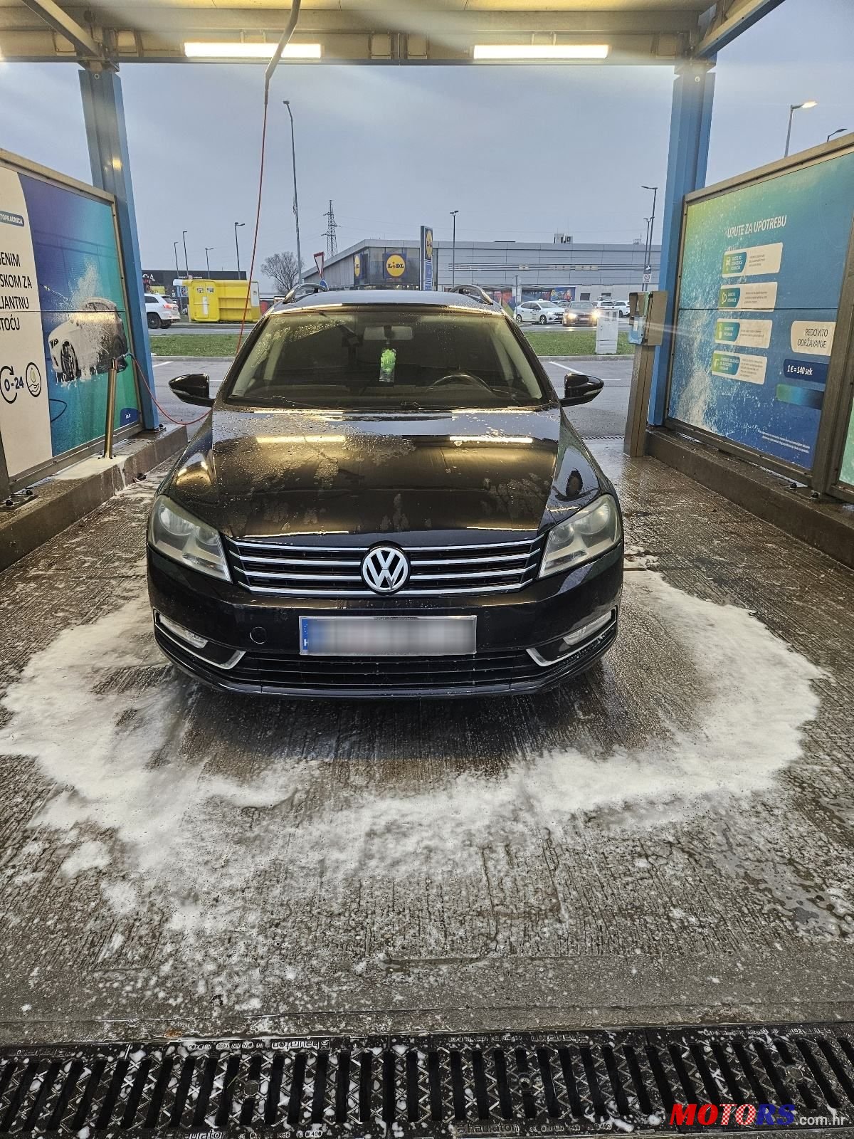 2011' Volkswagen Passat Variant photo #1