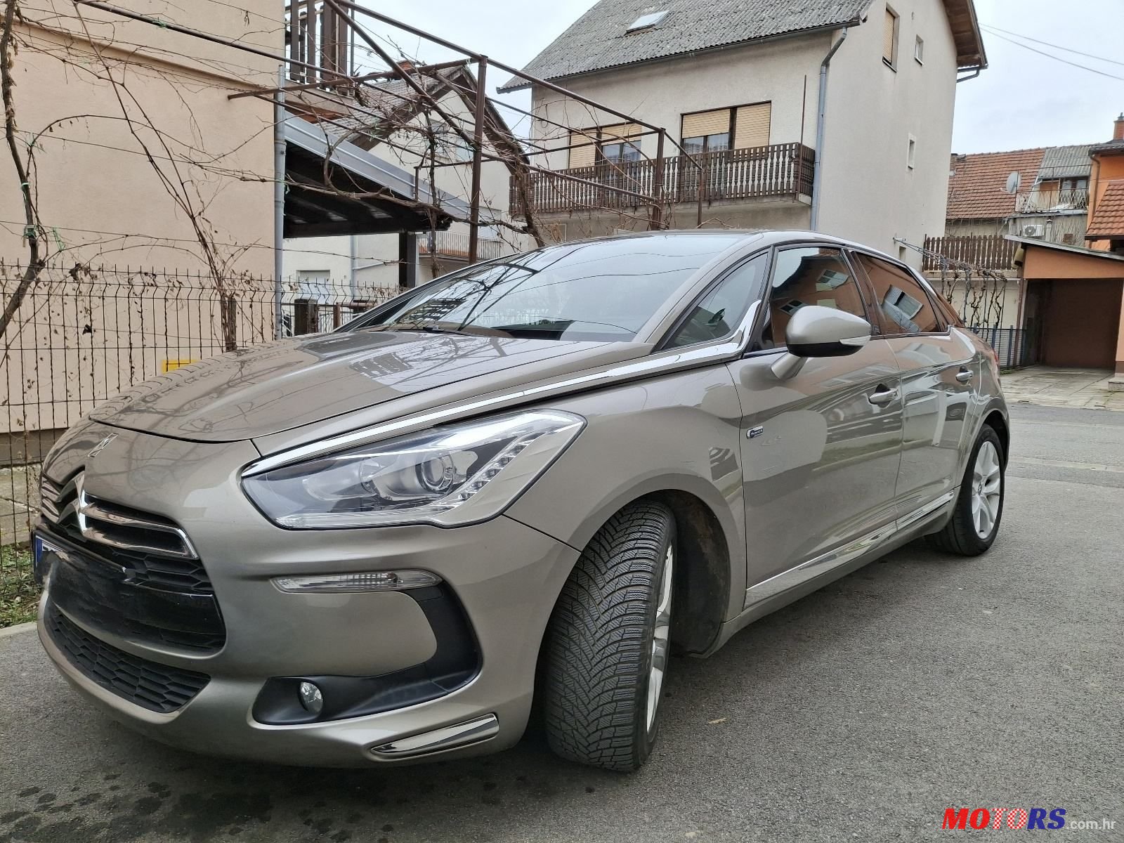 2013' Citroen DS5 Hybrid4 photo #2