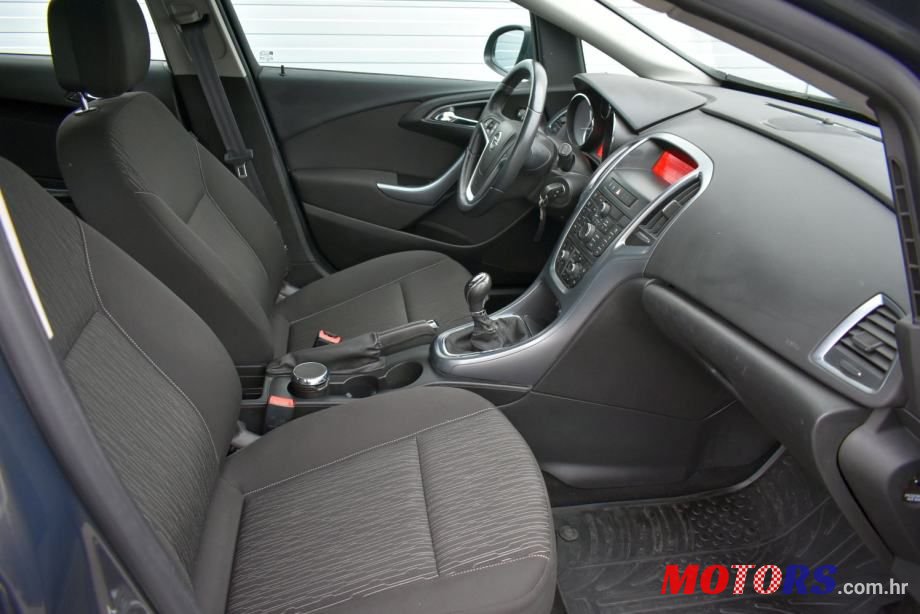 2014' Opel Astra photo #5