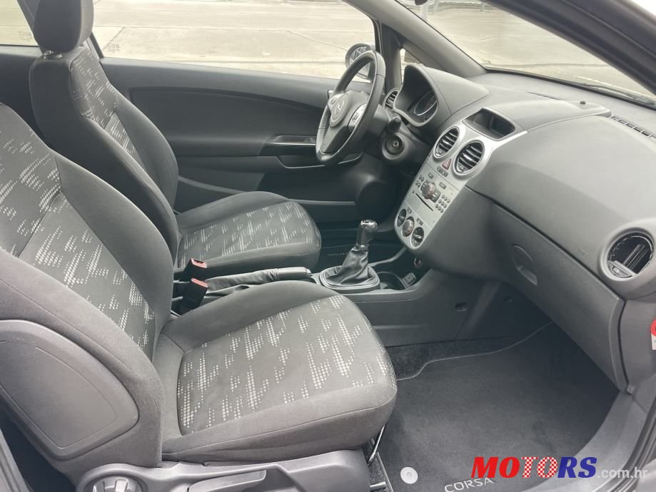 2011' Opel Corsa photo #6