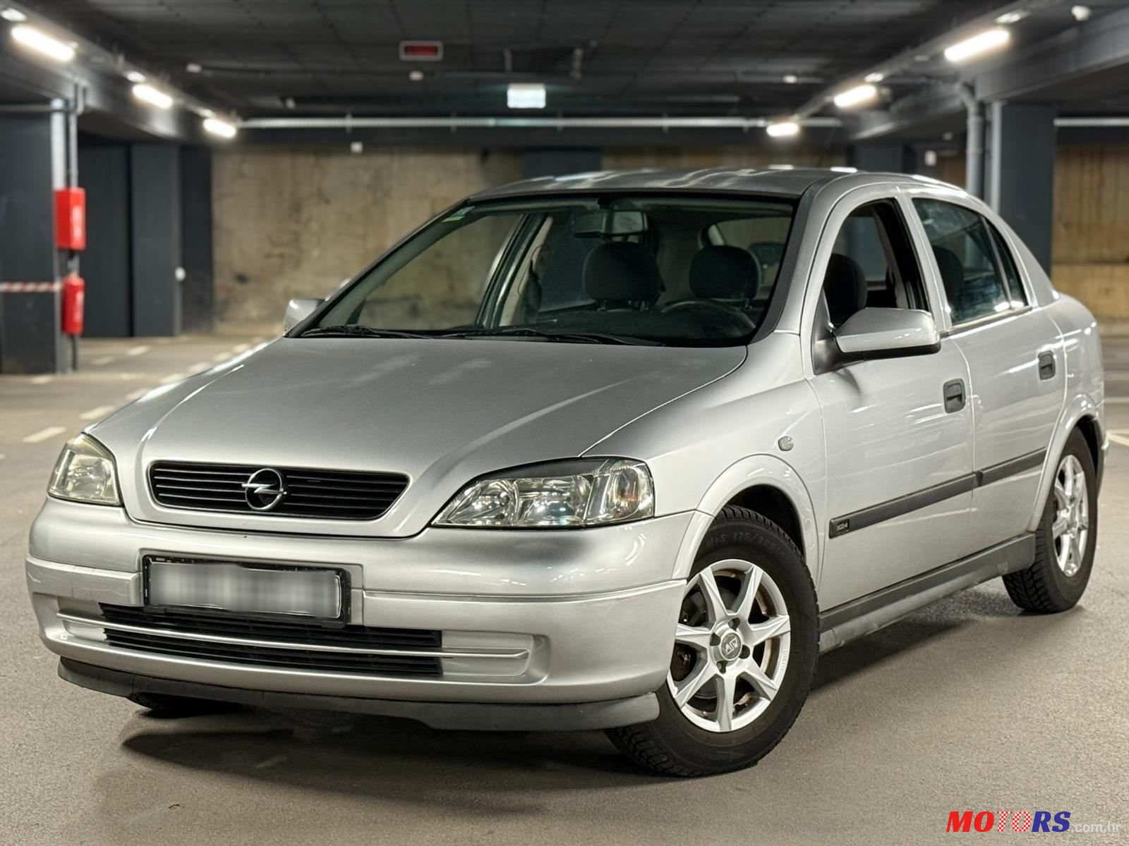 2004' Opel Astra Classic photo #2