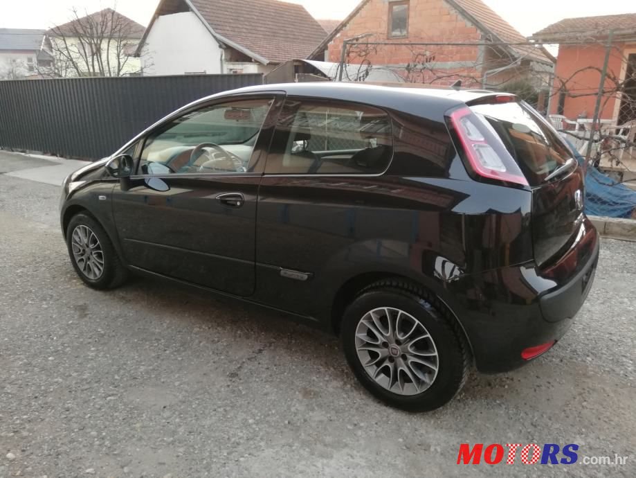 2011' Fiat Punto Evo photo #5