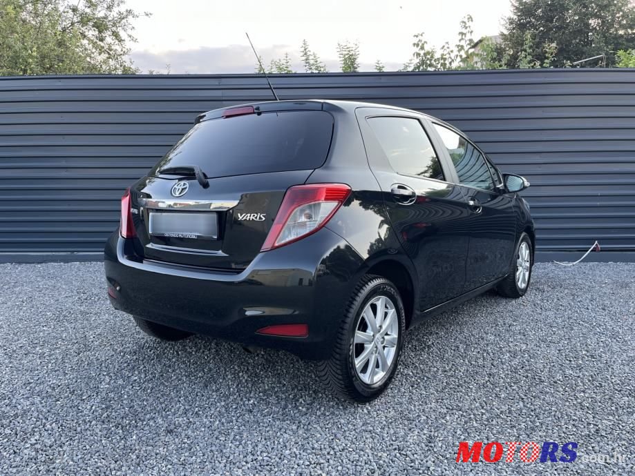 2014' Toyota Yaris photo #5