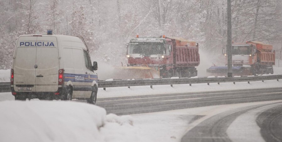 Problemi u prometu: Zbog snježne vijavice zatvorene ceste u Lici
