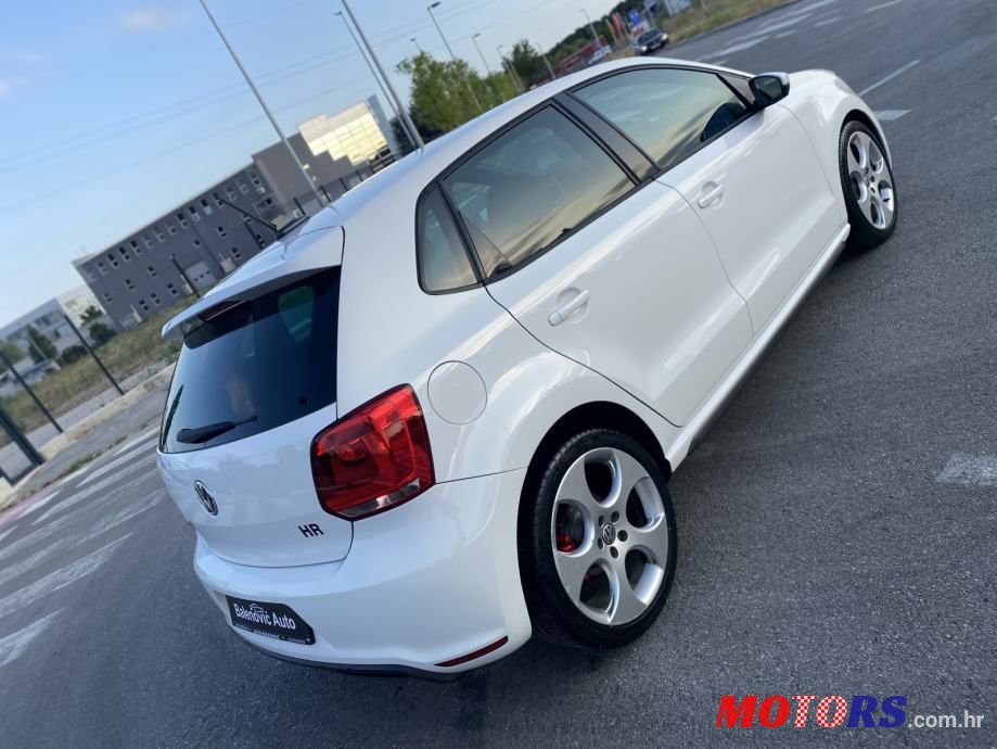 2011' Volkswagen Polo photo #2