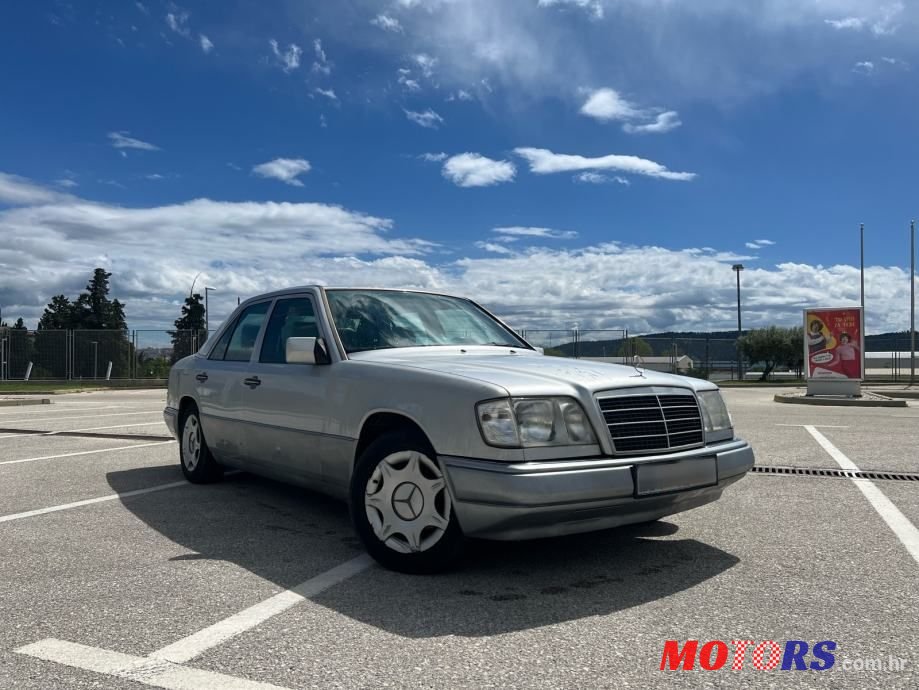1993' Mercedes-Benz 124 200 D photo #1