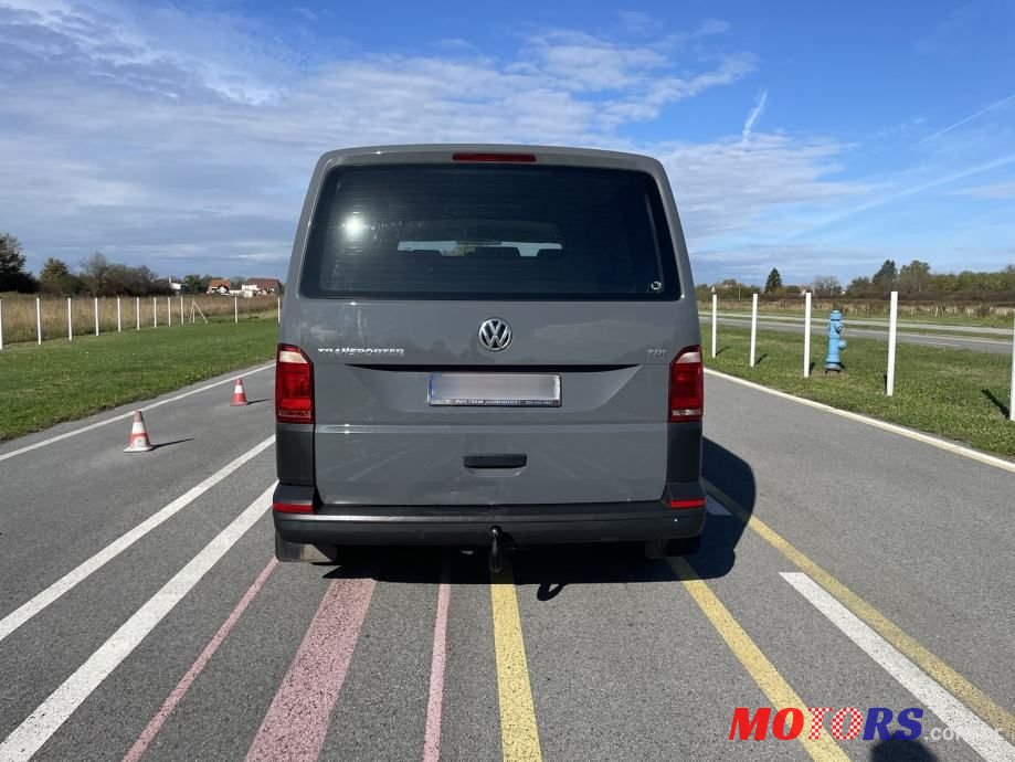 2016' Volkswagen Transporter photo #4