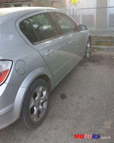 2005' Opel Astra photo #2