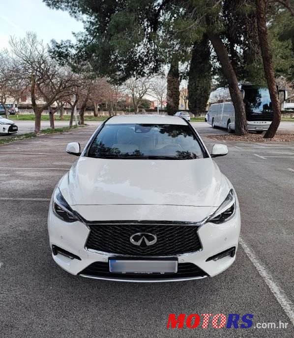 2017' Infiniti Q30 photo #3