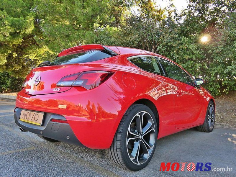 2013' Opel Astra Coupe photo #2