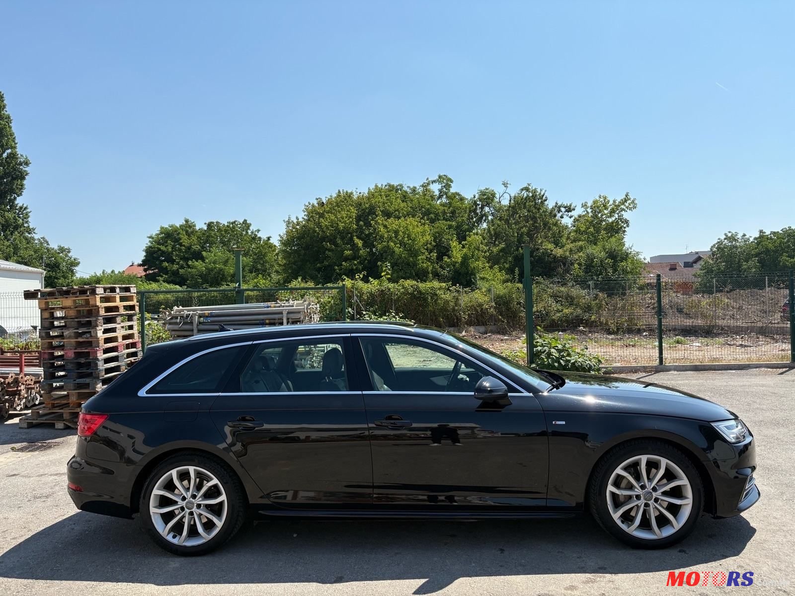 2017' Audi A4 Avant photo #2