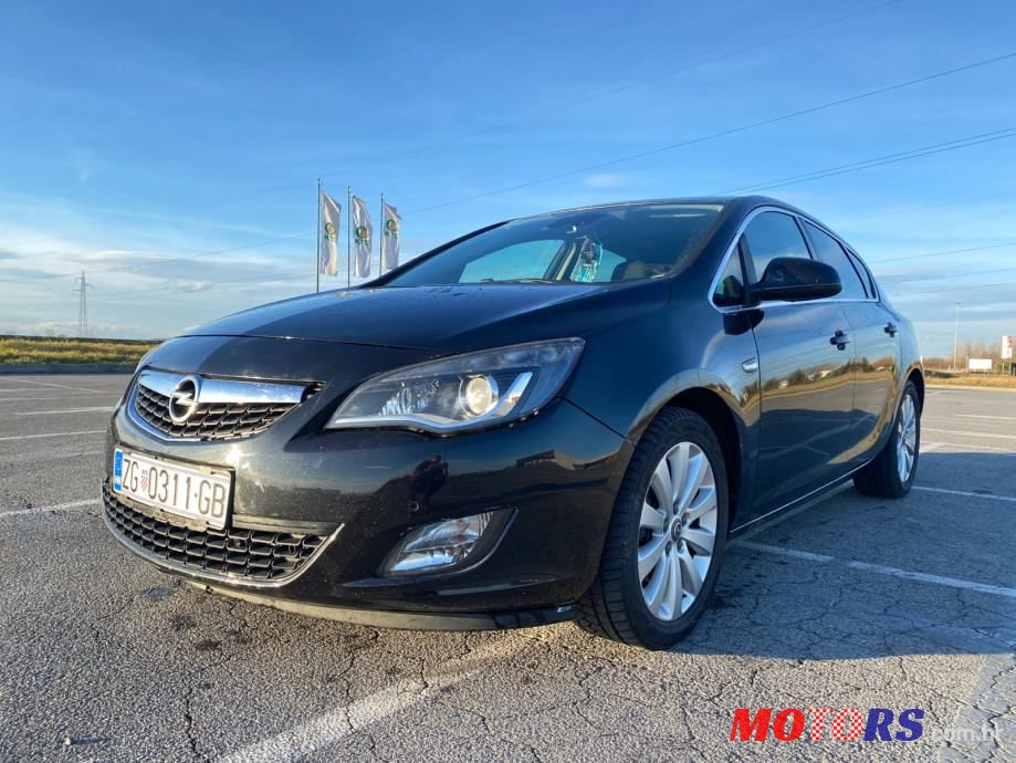 2012' Opel Astra Sport photo #2