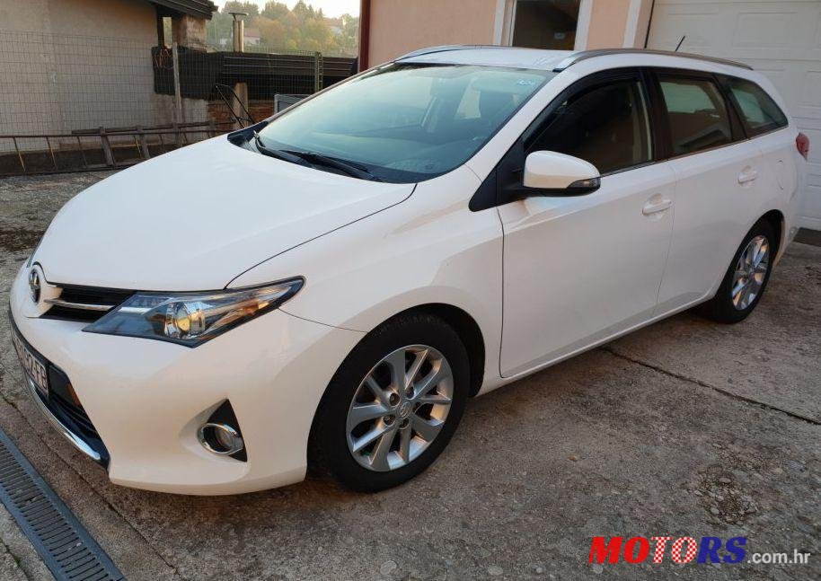 2013' Toyota Auris Karavan photo #1