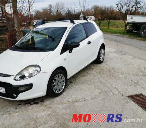 2011' Fiat Punto Evo photo #1