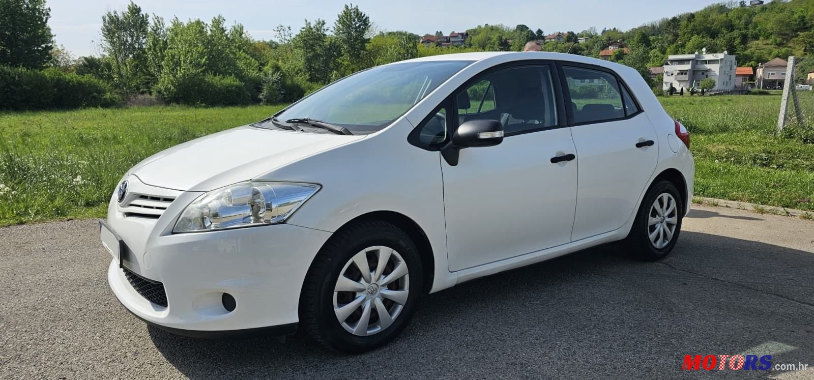 2010' Toyota Auris 1,3 3 Vvt-I photo #3