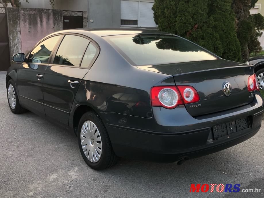 2010' Volkswagen Passat photo #4