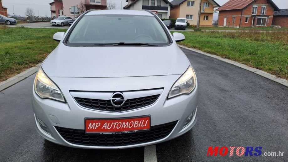 2011' Opel Astra Karavan photo #2