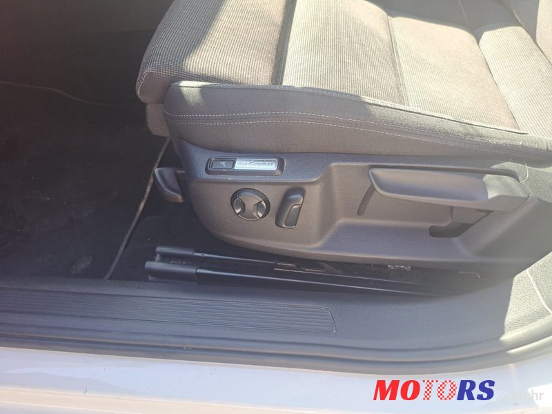 2019' Volkswagen Passat Variant photo #2