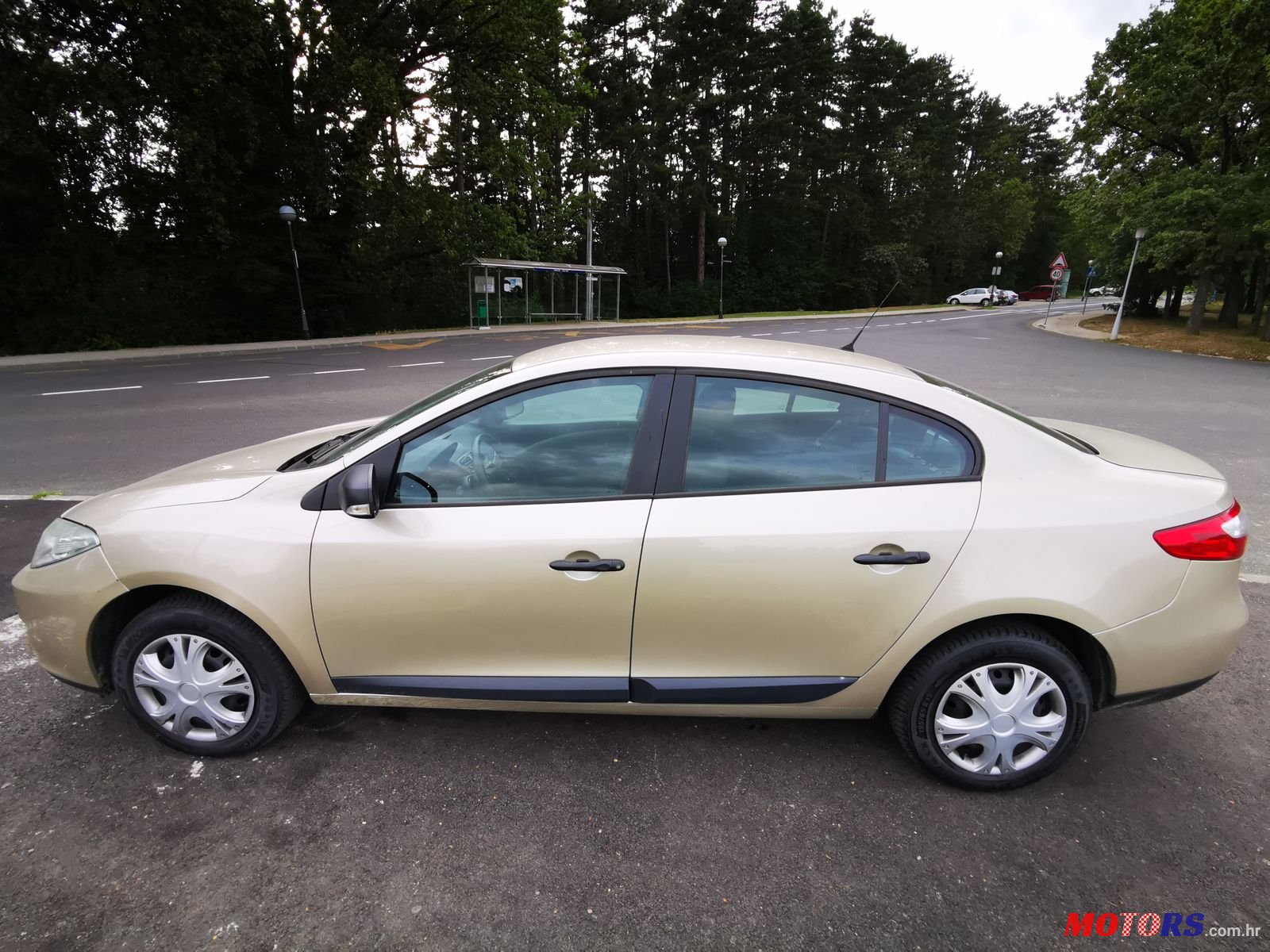 2010' Renault Fluence 1.6 16v photo #6