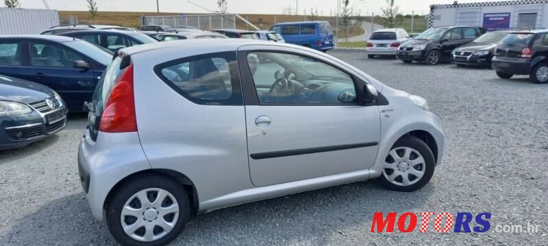 2010' Peugeot 107 1,0 photo #3