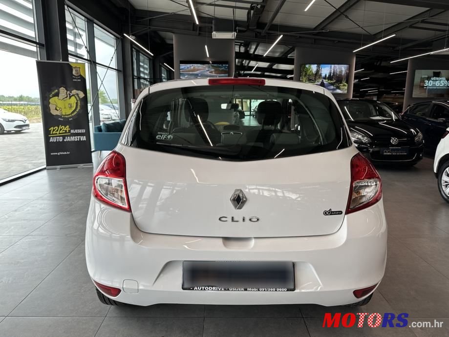 2011' Renault Clio photo #5