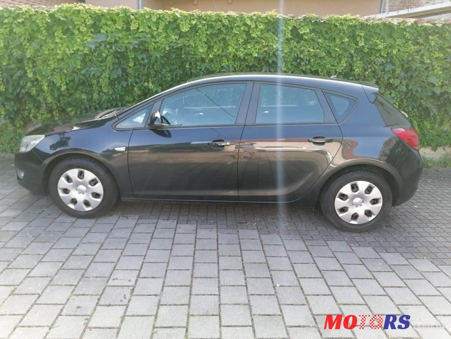 2012' Opel Astra photo #3