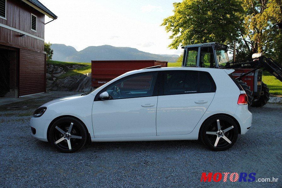2009' Volkswagen Golf photo #1