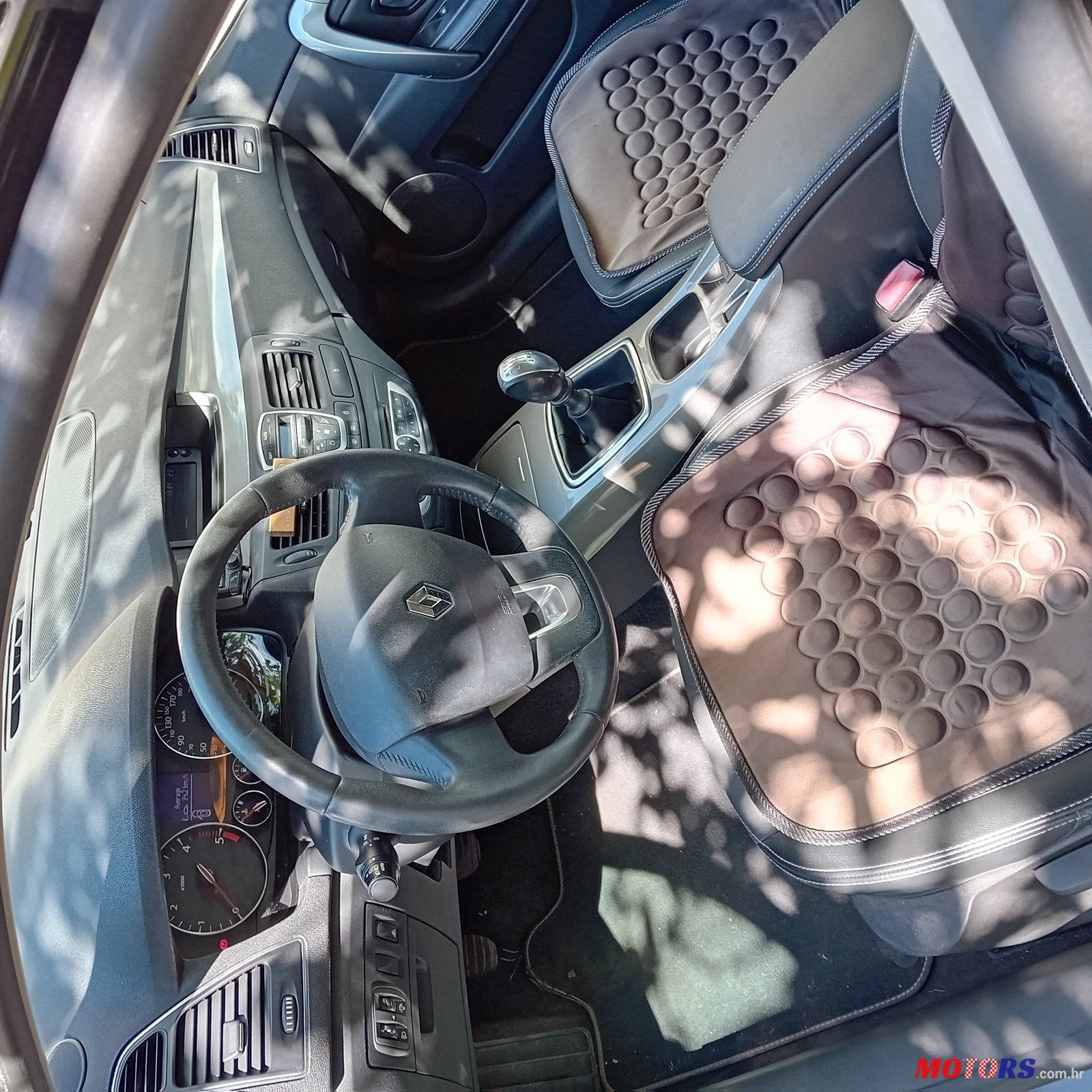 2011' Renault Laguna 2.0dci photo #1