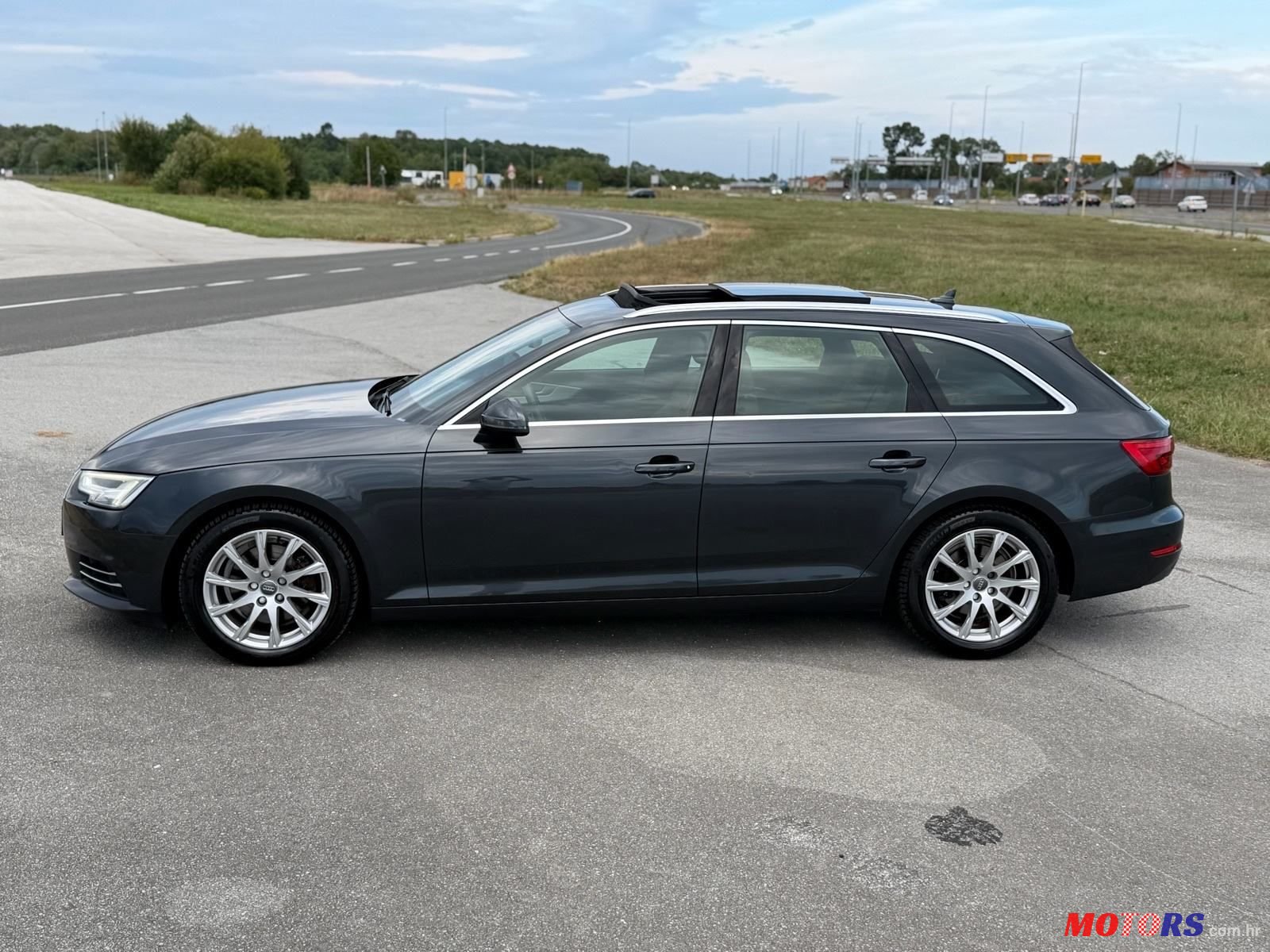 2017' Audi A4 Avant photo #4