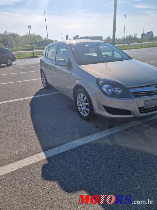 2011' Opel Astra photo #3