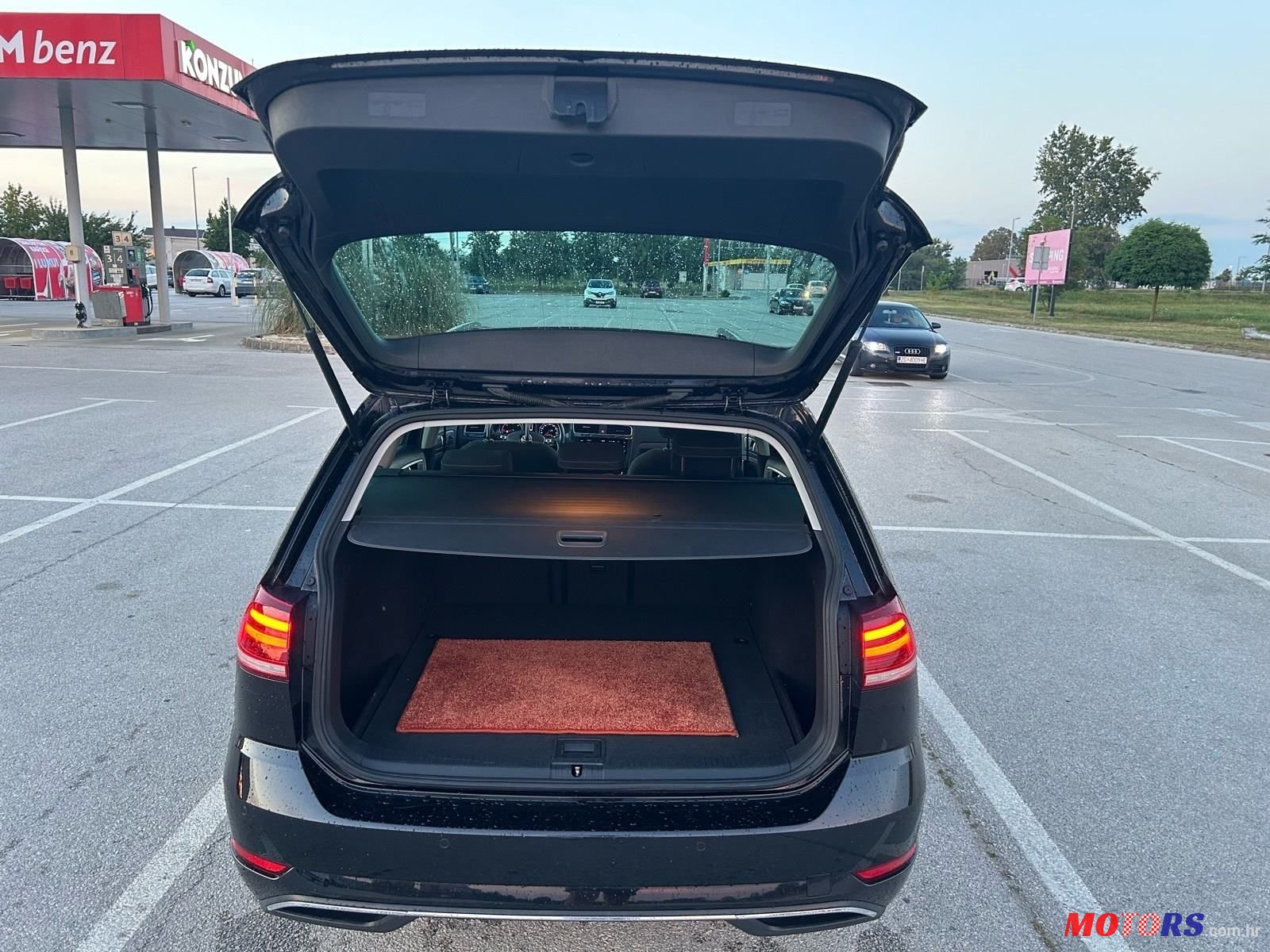 2017' Volkswagen Golf VII Variant photo #5