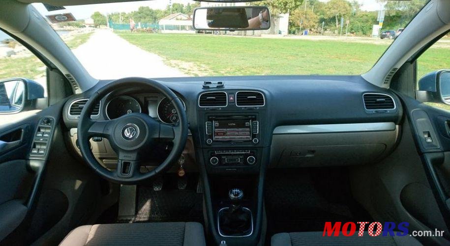 2011' Volkswagen Golf VI 1,6 Tdi photo #2