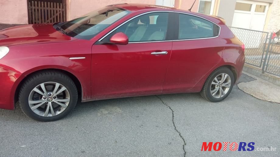 2011' Alfa Romeo Giulietta photo #4