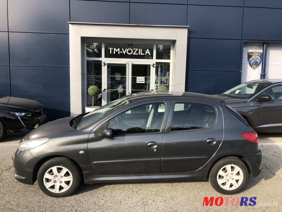 2011' Alfa Romeo 33 1,4 E photo #3