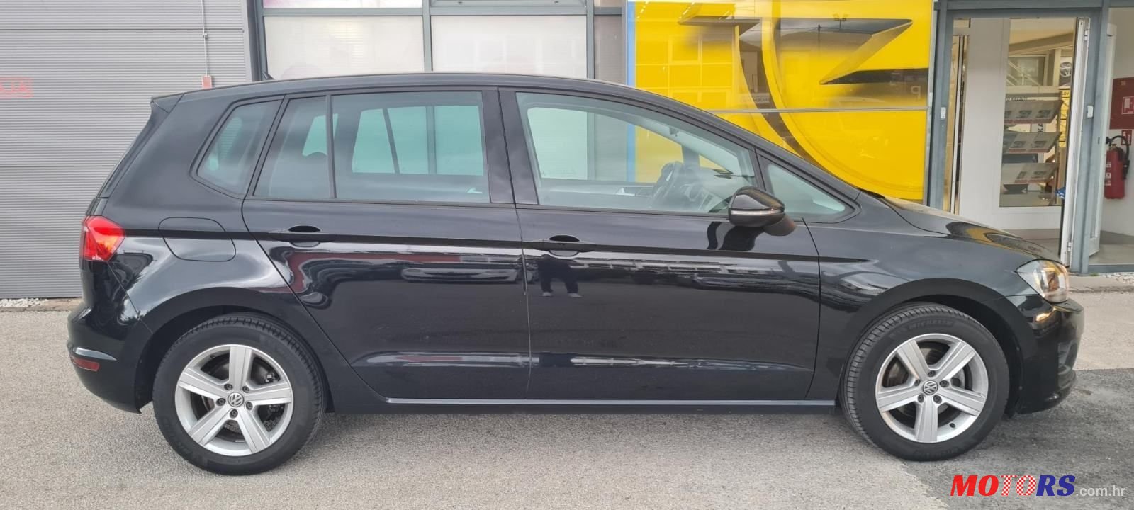 2017' Volkswagen Golf Sportsvan photo #2