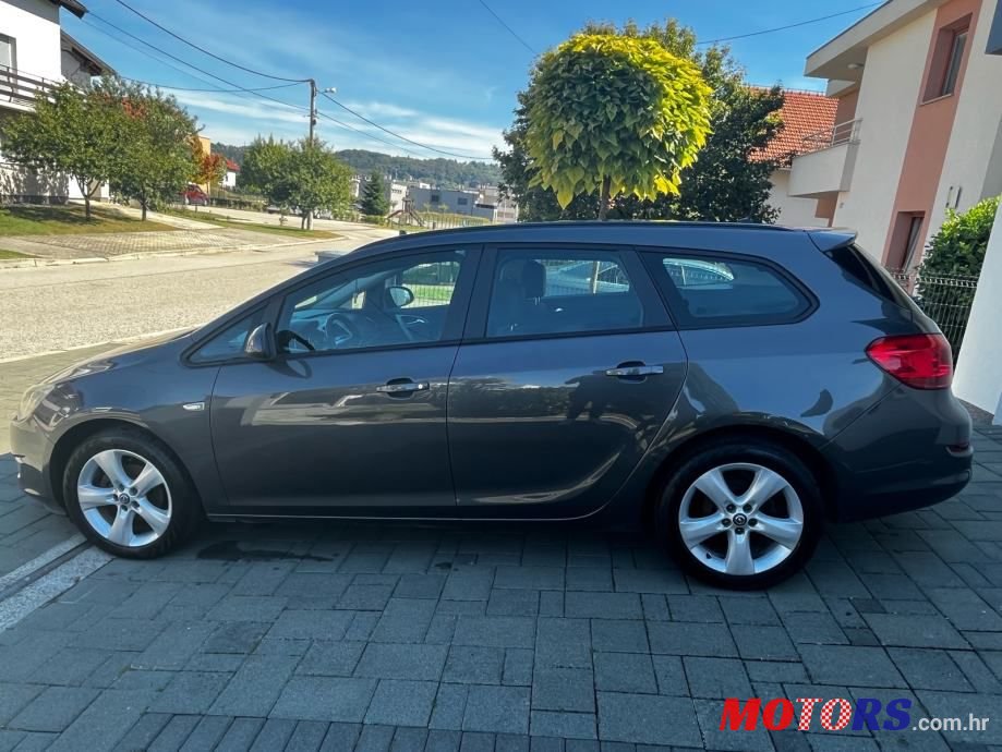 2013' Opel Astra Karavan photo #4