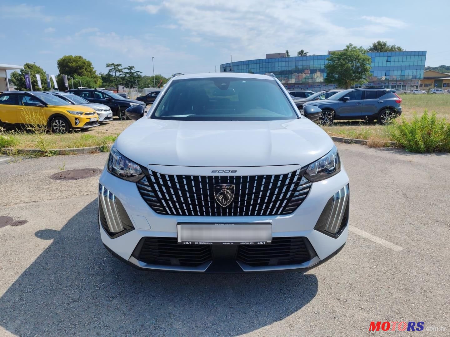 2023' Peugeot 2008 photo #2