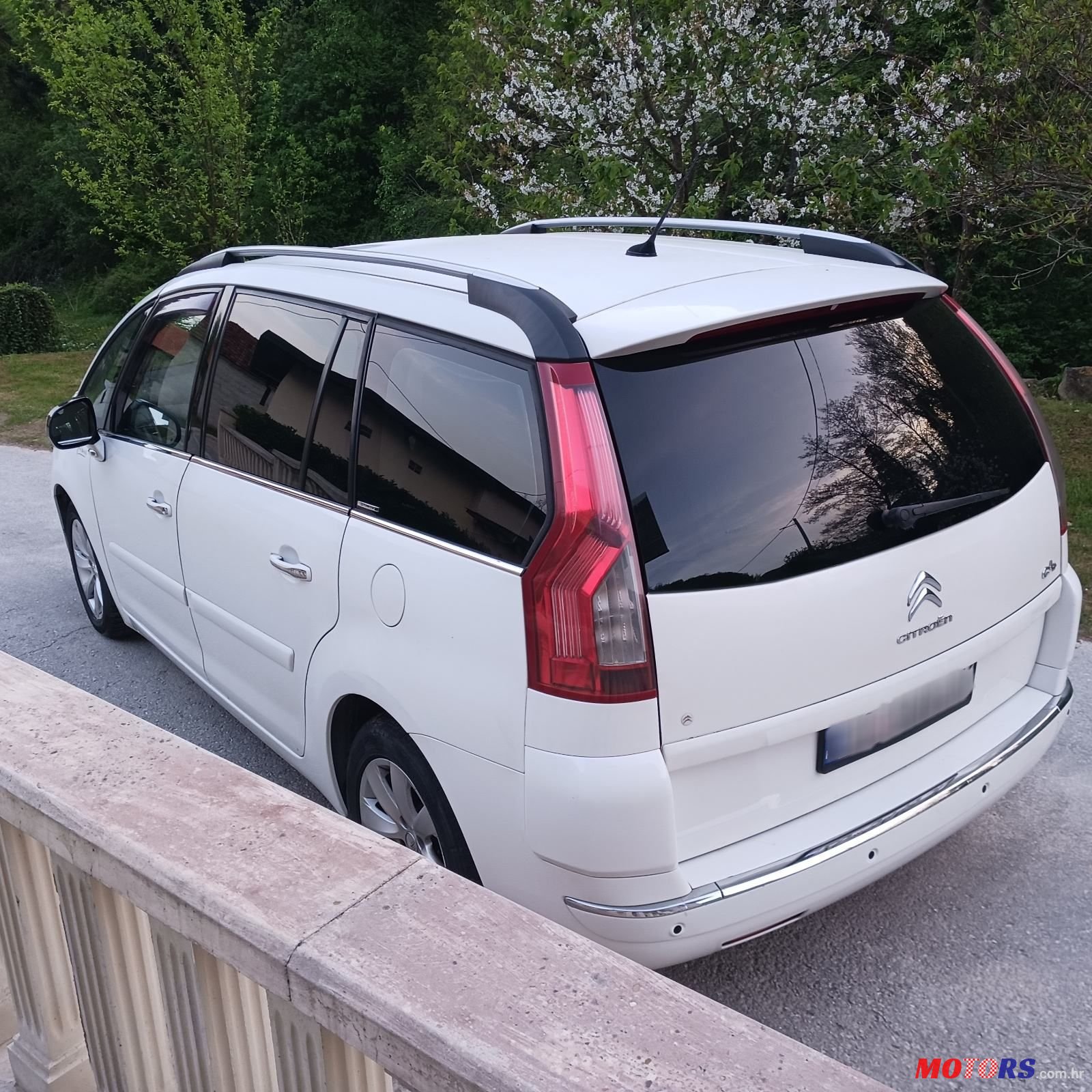 2011' Citroen C4 Grand Picasso photo #2