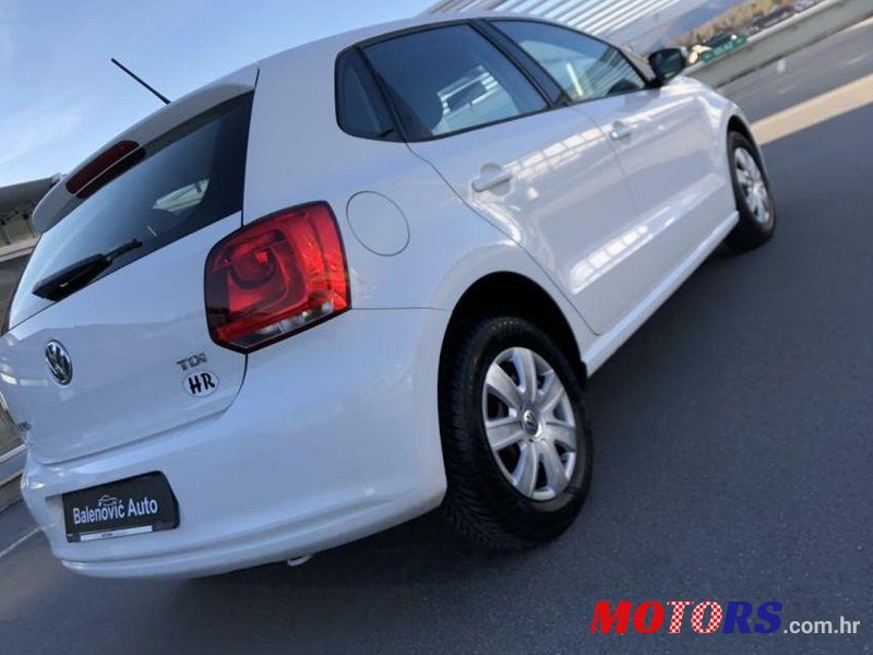 2014' Volkswagen Polo photo #3