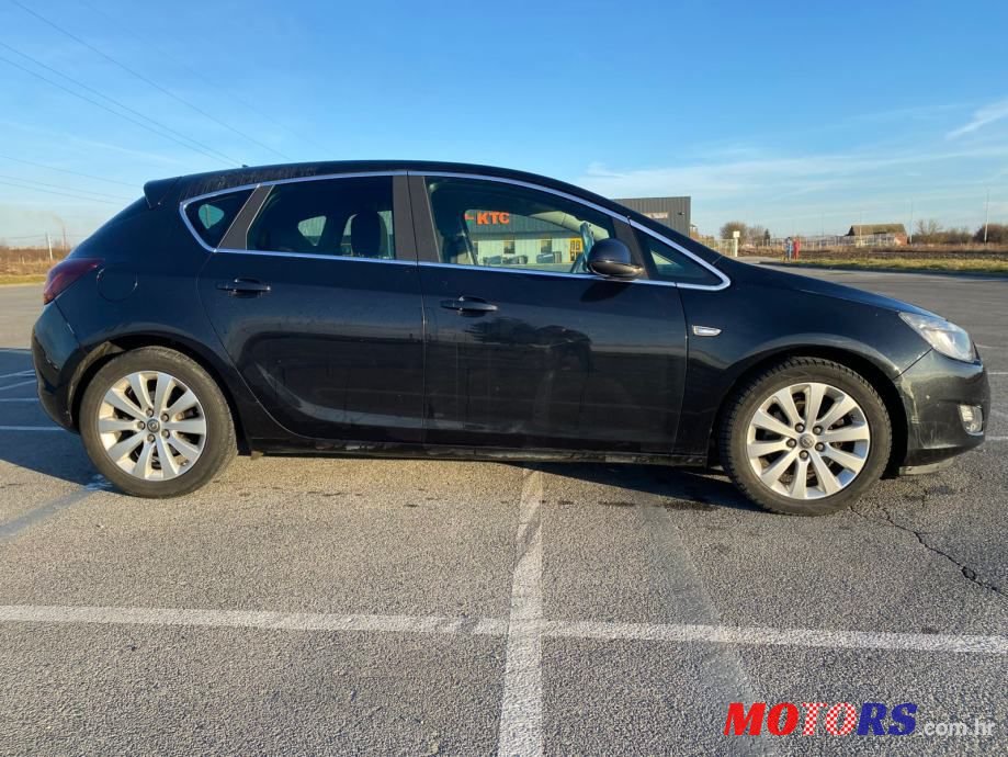 2012' Opel Astra Sport photo #4