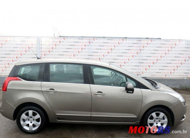 2013' Peugeot 5008 1,6 E-Hdi photo #2