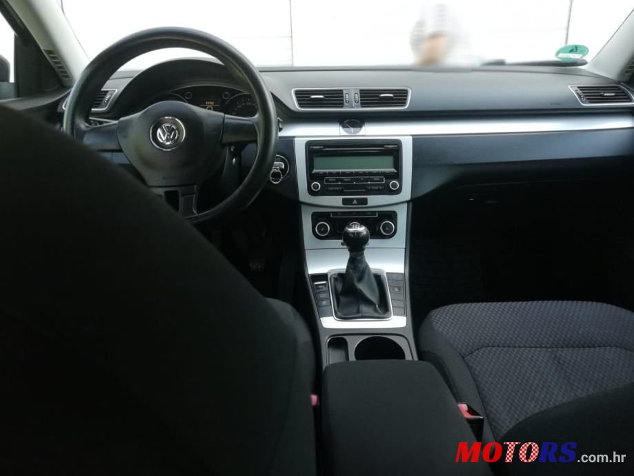 2011' Volkswagen Passat photo #2