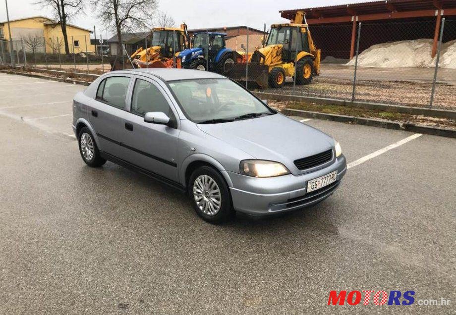 2004' Opel Astra 1.4-16V photo #2