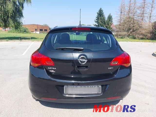 2011' Opel Astra photo #5