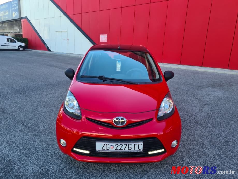 2013' Toyota Aygo photo #2