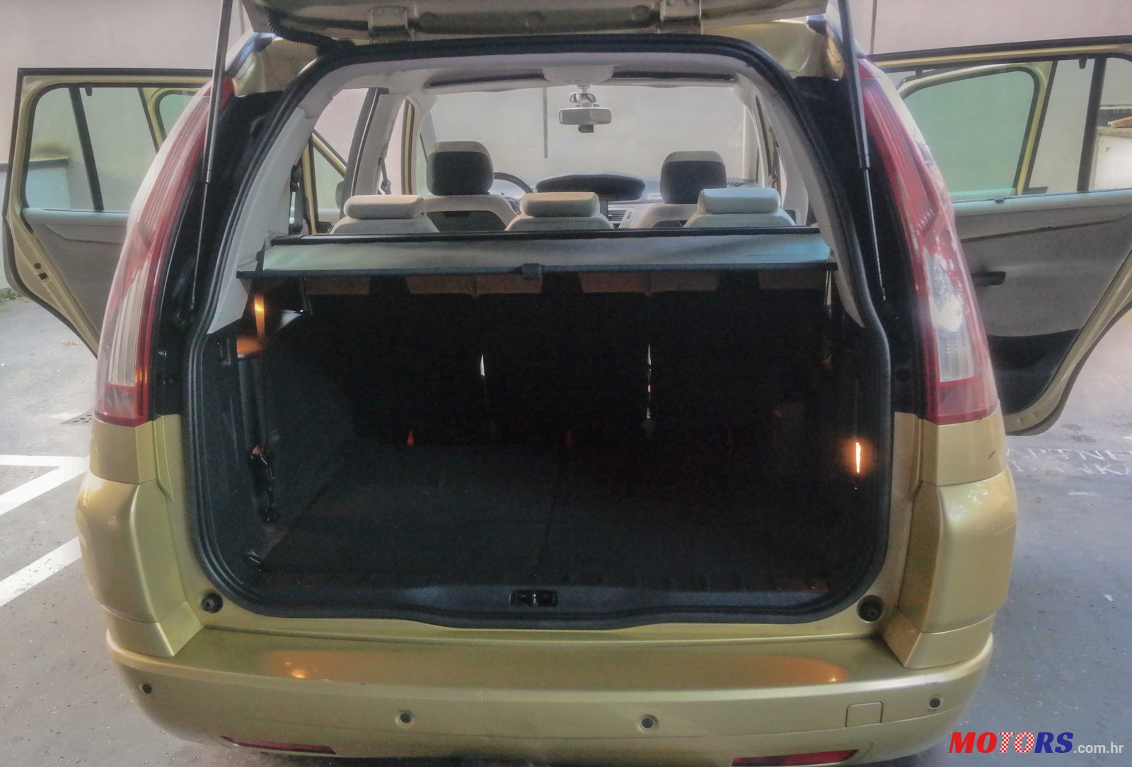 2008' Citroen Grand C4 Picasso photo #3