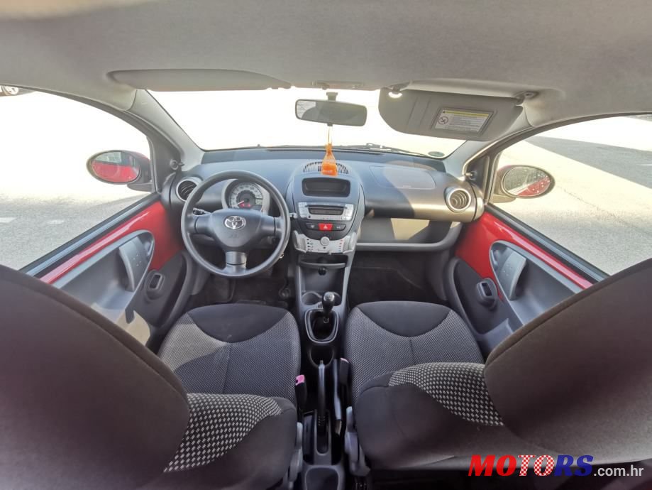 2010' Toyota Aygo photo #6